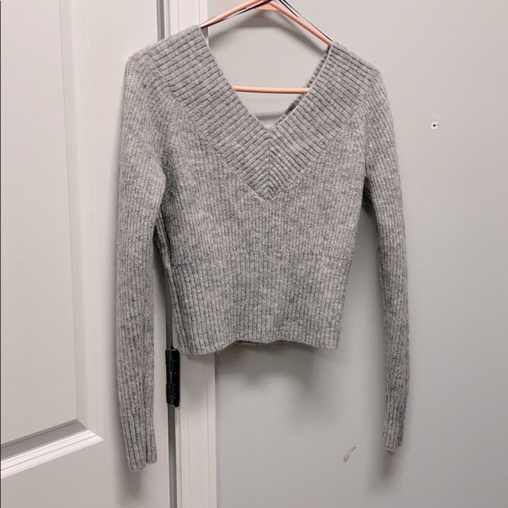 H&M v neck front and back knitwear